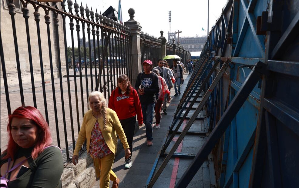 Vallas metálicas fueron colocadas en los alrededores de Palacio Nacional y la Catedral Metropolitana en el Zócalo de la Ciudad de México ante las movilizaciones de la CNTE y la Generación Z, el martes 11 de noviembre de 2025. Foto: Fernanda Rojas/EL UNIVERSAL