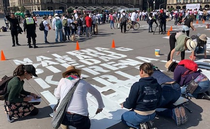 Pintan en el Zócalo de la CDMX nombres de mujeres asesinadas en México