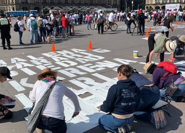 Pintan en el Zócalo de la CDMX nombres de mujeres asesinadas en México