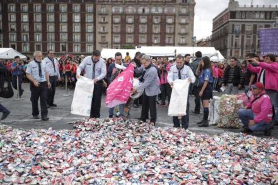 Con latas forman flor de lis más grande del mundo en el Zócalo