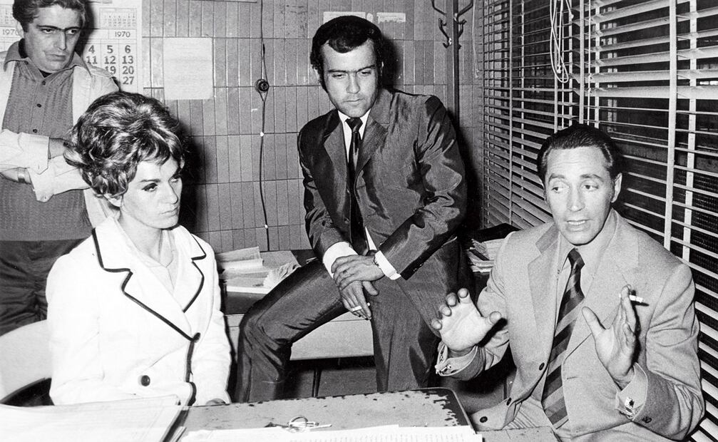 Merú de Méndez Alemán y el actor de cine, Julio Alemán, declarando ante el agente del Ministerio Público tras el fallido robo a su residencia.
Foto: Fototeca EL UNIVERSAL.