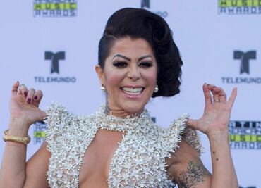 Alejandra Guzmán lista para recibir el año en bikini y en la alberca