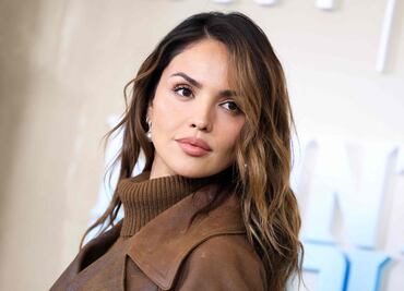 Eiza González derrocha elegancia con maxifalda y abrigo en tono café