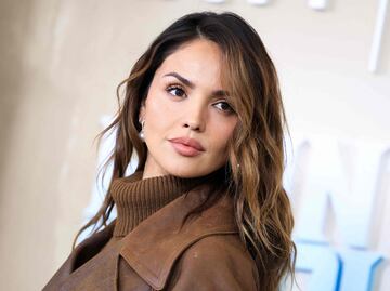 Eiza González derrocha elegancia con maxifalda y abrigo en tono café