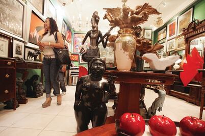 Timan con venta de obras falsas en tianguis del país