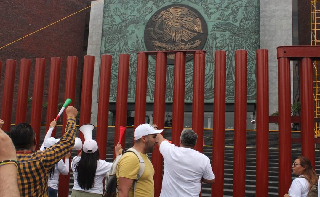 Integrantes del Poder judicial de la federación apostados en la sede de San Lázaro, realizaron una marcha sobre el perímetro del Congreso de la Unión para pedir se detenga la reforma judicial que presentó el ejecutivo. Foto: Francisco Rodríguez