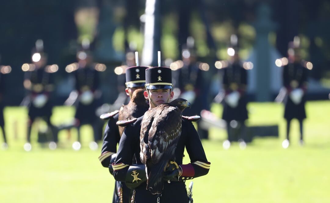 El cadete Geovanni Lizárraga marchó durante la ceremonia de salutación de las Fuerzas Armadas, en Campo Marte. (BERENICE FREGOSO. EL UNIVERSAL)