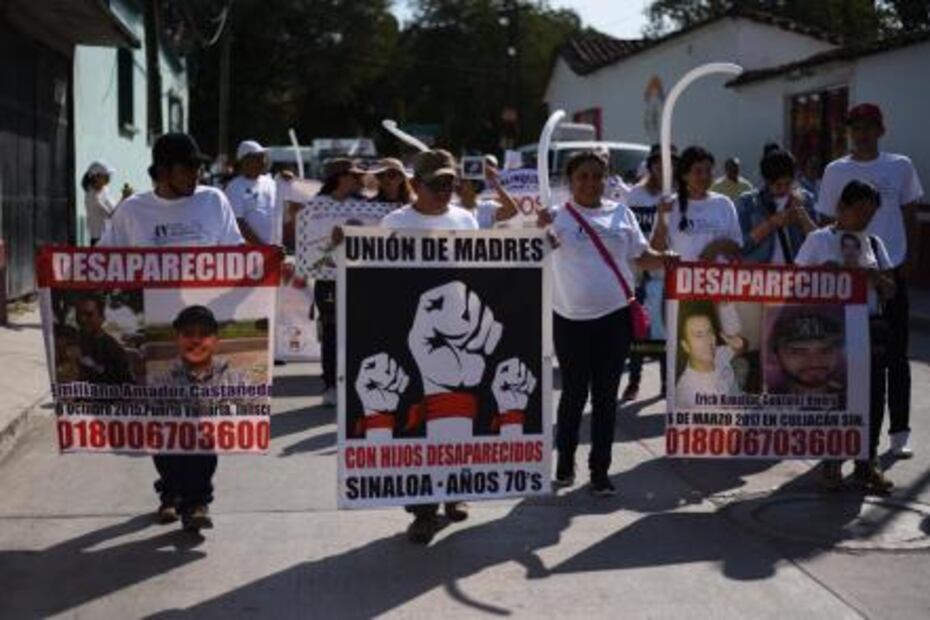 Marchan familias de desaparecidos en Huitzuco, Guerrero