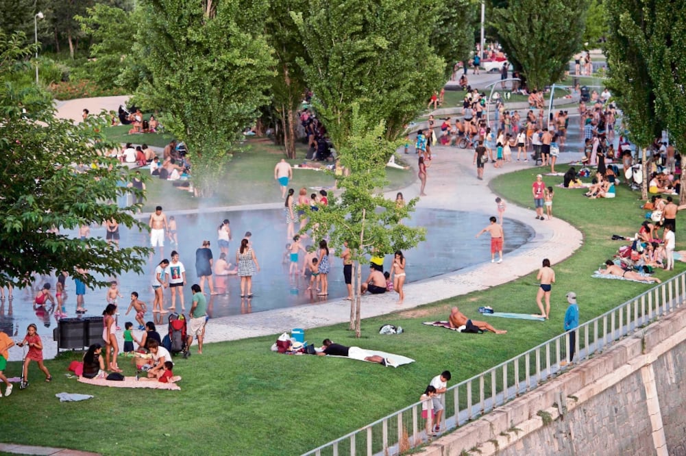 La gente se refresca en el parque Madrid Río, en la capital española, para mitigar la ola de calor que registra temperaturas de hasta 45 grados que no cesarán este fin de semana. Foto: PIERRE-PHILIPPE MARCOU. AFP