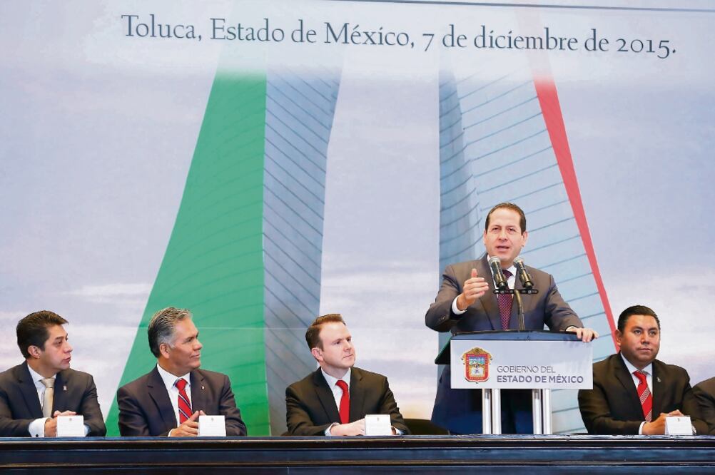 El gobernador Eruviel Ávila asistió a Toluca para participar en la toma de protesta del alcalde de este municipio, Fernando Zamora Morales, donde estuvo presente Francisco Guzmán Ortiz, jefe de la oficina de la Presidencia de la República (ESPECIAL)