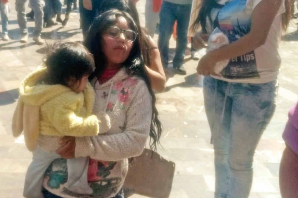 Con su hija en brazos, Claudia atravesó el atrio de rodillas (TERESA MORENO. EL UNIVERSAL)