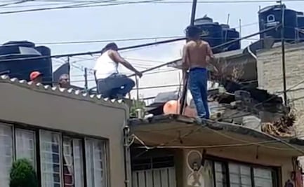 Rescatan a joven de lanzarse desde azotea en casa de sus padres en Neza