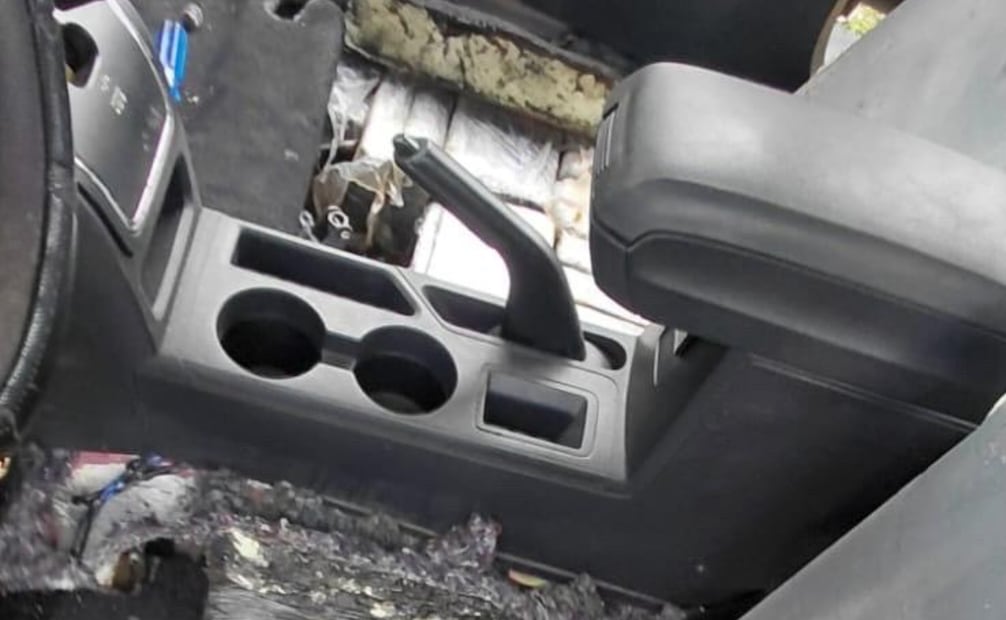 Los paquetes de cocaína se encontraban ocultos en un doble fondo que se ubicaba debajo de los asientos del vehículo. Foto: Especial