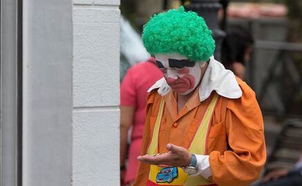 Con machete en mano, persiguen a hombre vestido de payaso en EU 