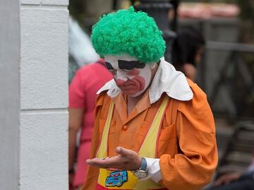 Con machete en mano, persiguen a hombre vestido de payaso en EU