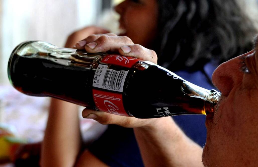 En 2013, los mexicanos se ubicaban en el tercer lugar dentro de los mayores consumidores de bebidas carbonatadas. Foto Archivo/EL UNIVERSAL