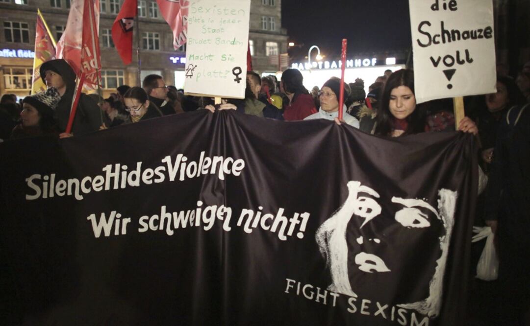 Decenas de personas se manifiestan contra la violencia sexista frente a la catedral de Colonia tras la ola de agresiones sexuales sufridas recientemente  (Foto: EFE)