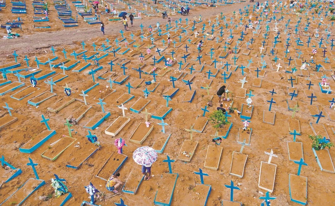Brasileños, en el cementerio de Nuestra Señora Aparecida de Manaos, en Brasil, el pasado 9 de mayo. En esta ciudad del Amazonas, donde la P.1 emergió, la variante se tornó dominante en dos meses. Foto: Michael Dantas. AFP