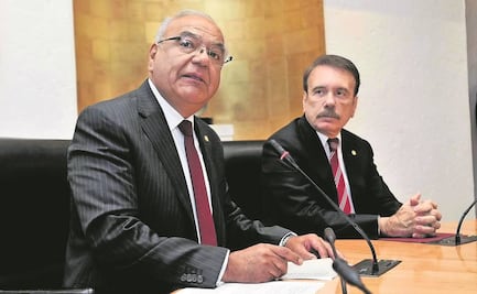 Funcionario del Migración huye "como guepardo" de los medios