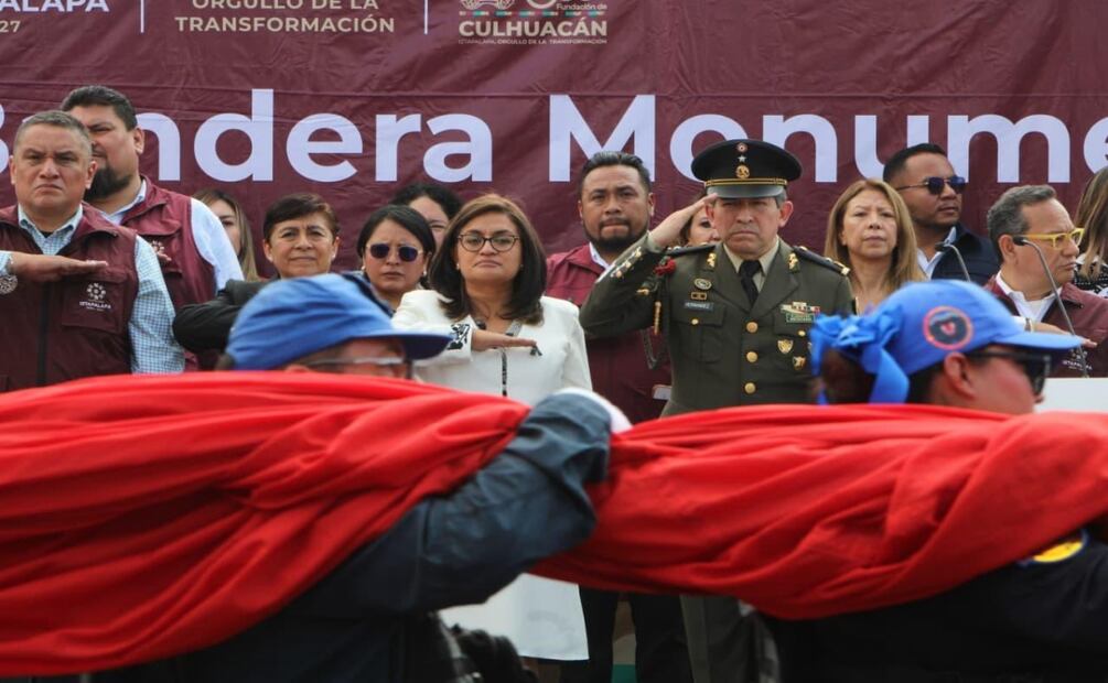 Bandera monumental de Iztapalapa es arriada por fuertes ráfagas de viento durante izamiento. Foto: Darío Luna