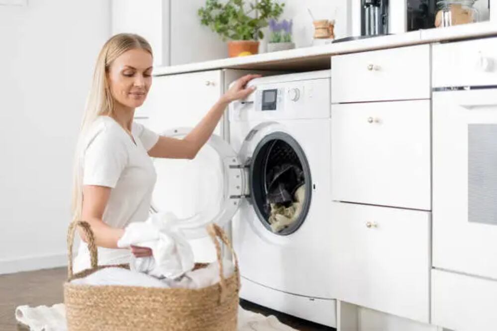 La ropa blanca requiere de ciertos cuidados para evitar las manchas. Foto: Unsplash