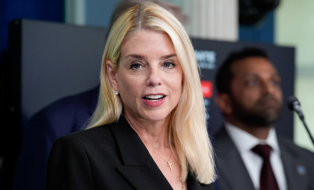 La fiscal general de EU, Pam Bondi (izq.), pronuncia un discurso durante la conferencia de prensa del presidente Donald Trump en la Sala de Prensa James S. Brady de la Casa Blanca, en Washington, D. C., EE. UU., el 11 de agosto de 2025. El presidente Trump tiene previsto anunciar el despliegue de la Guardia Nacional en Washington D. C. como parte de una estrategia para la reducción de la delincuencia. Foto: EFE