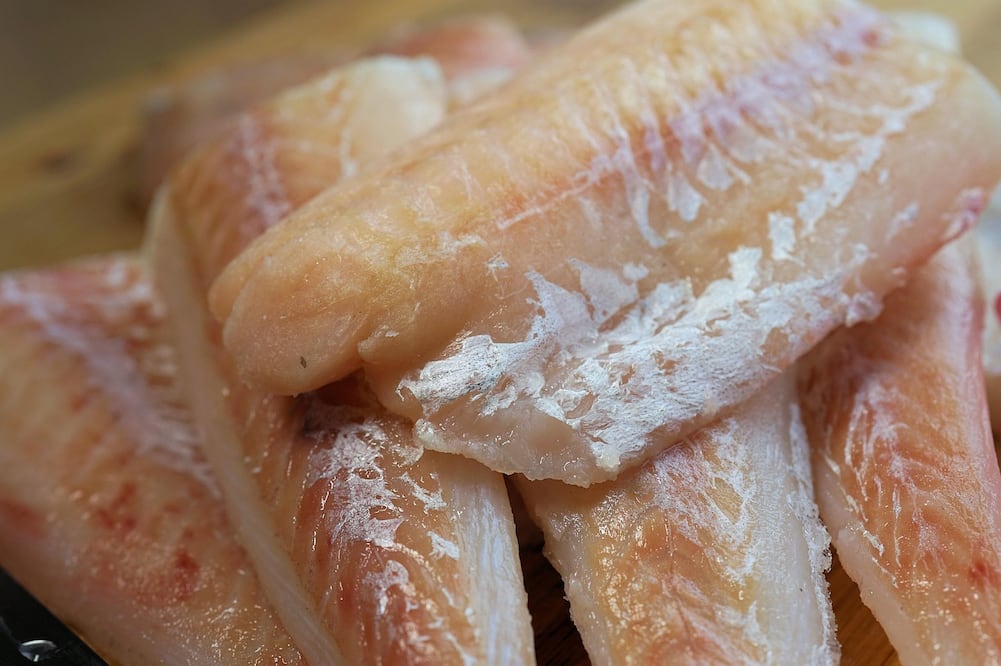 El remojo en leche es una técnica común en recetas tradicionales de bacalao. Foto: Freepik