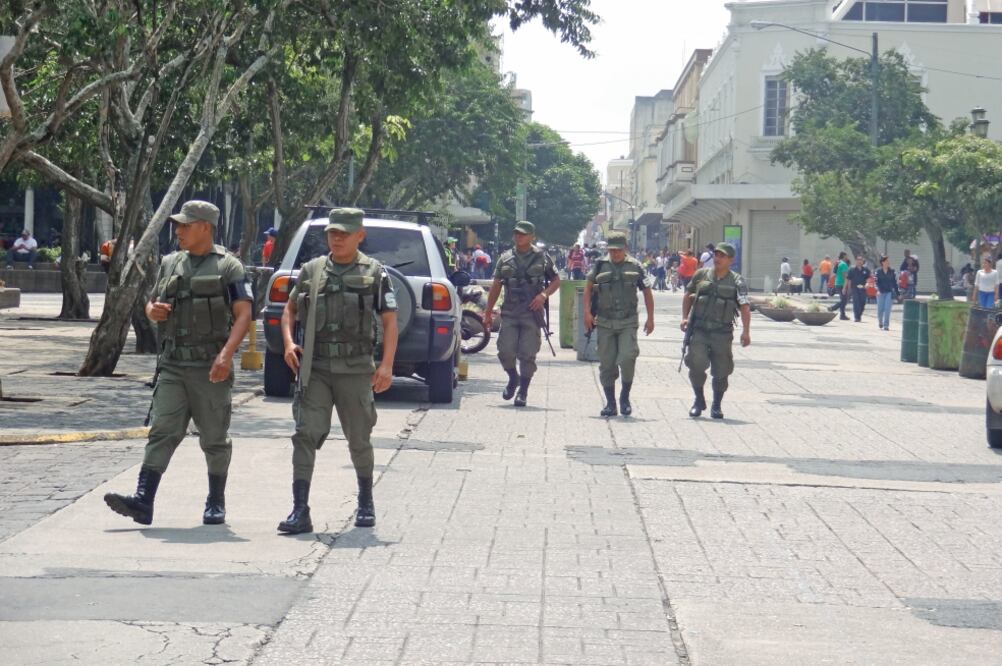 Soldados guatemaltecos recorrieron el sábado el Parque Central de Guatemala, como parte de las medidas de seguridad de las elecciones de hoy (JOSÉ MELÉNDEZ. EL UNIVERSAL)
