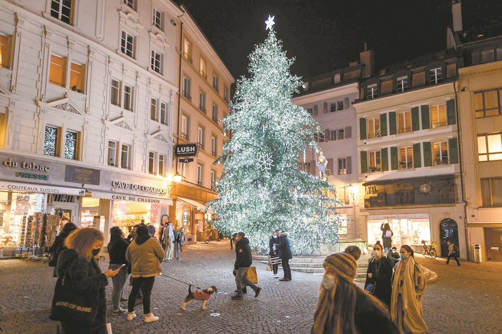 Personas en Lausana, Suiza. Por la pandemia, las autoridades cancelaron la mayoría de las tradiciones festivas, como mercados navideños o las campanadas de fin de año. Foto: FABRICE COFFRINI. AFP