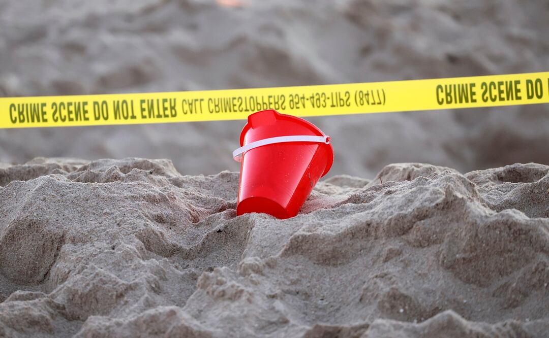 Un balde cerca de una cinta policial en la playa, el martes 20 de febrero de 2024, en Lauderdale-by-the-Sea, Florida. Foto. AP