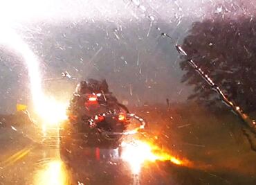 Captan en video momento exacto en el que 4 rayos caen sobre una camioneta familiar