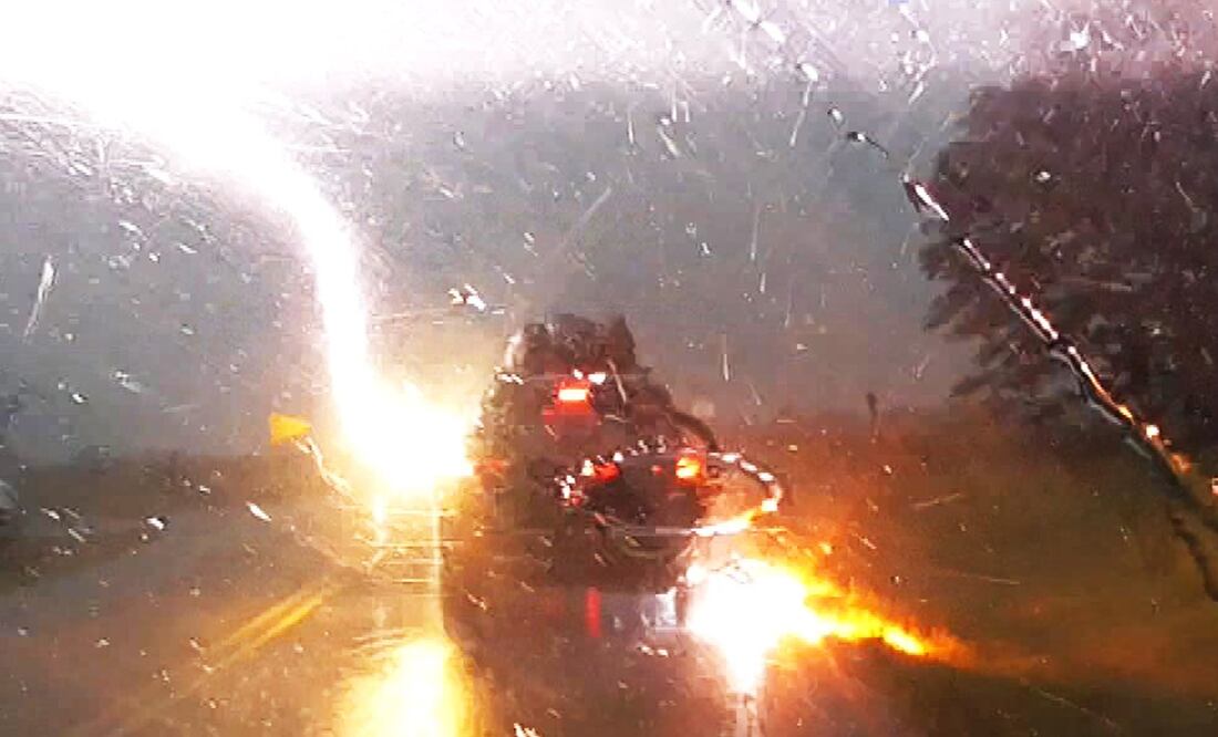 Captan en video momento exacto en el que 4 rayos caen sobre una camioneta familiar