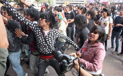 15 años de Emos vs. Punks: La pelea entre tribus urbanas en la Glorieta de Insurgentes