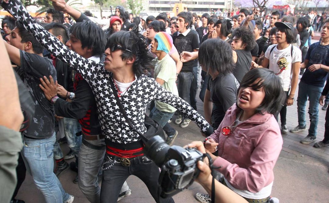 El 16 de marzo de 2008 se enfrentaron emos vs. Punks en la Glorieta de Insurgentes. / Foto: Fernando Ramírez / EL UNIVERSAL