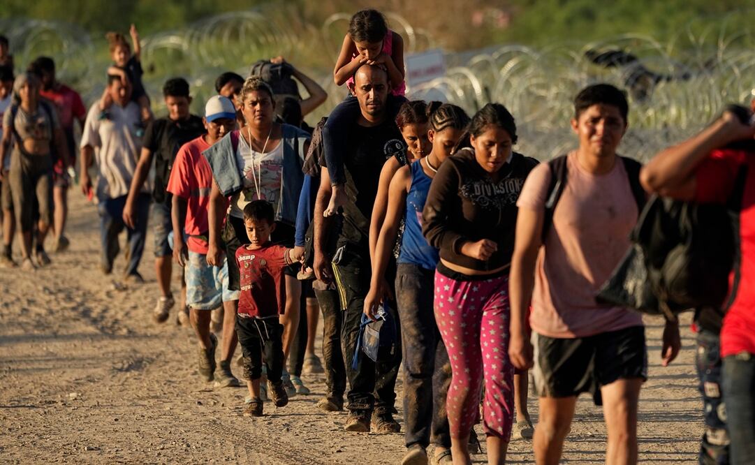 Los migrantes que cruzaron el río Bravo y entraron a EU desde México son trasladados para ser procesados ​​por la Oficina de Aduanas y Protección Fronteriza, en Eagle Pass, Texas. Foto: AP