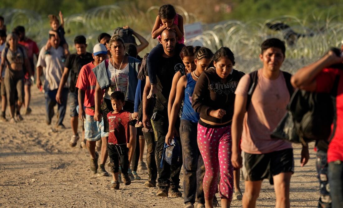 Los migrantes que cruzaron el río Bravo y entraron a EU desde México son trasladados para ser procesados por la Oficina de Aduanas y Protección Fronteriza, en Eagle Pass, Texas. Foto: AP