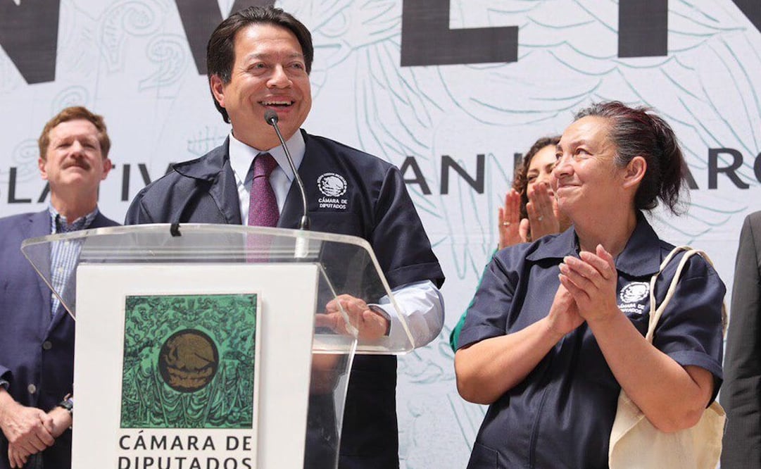 El presidente de la Jucopo en la Cámara de Diputados, Mario Delgado Carrillo, quien en el evento se puso la bata de trabajador de limpieza / Tomada de Twitter @mario_delgado