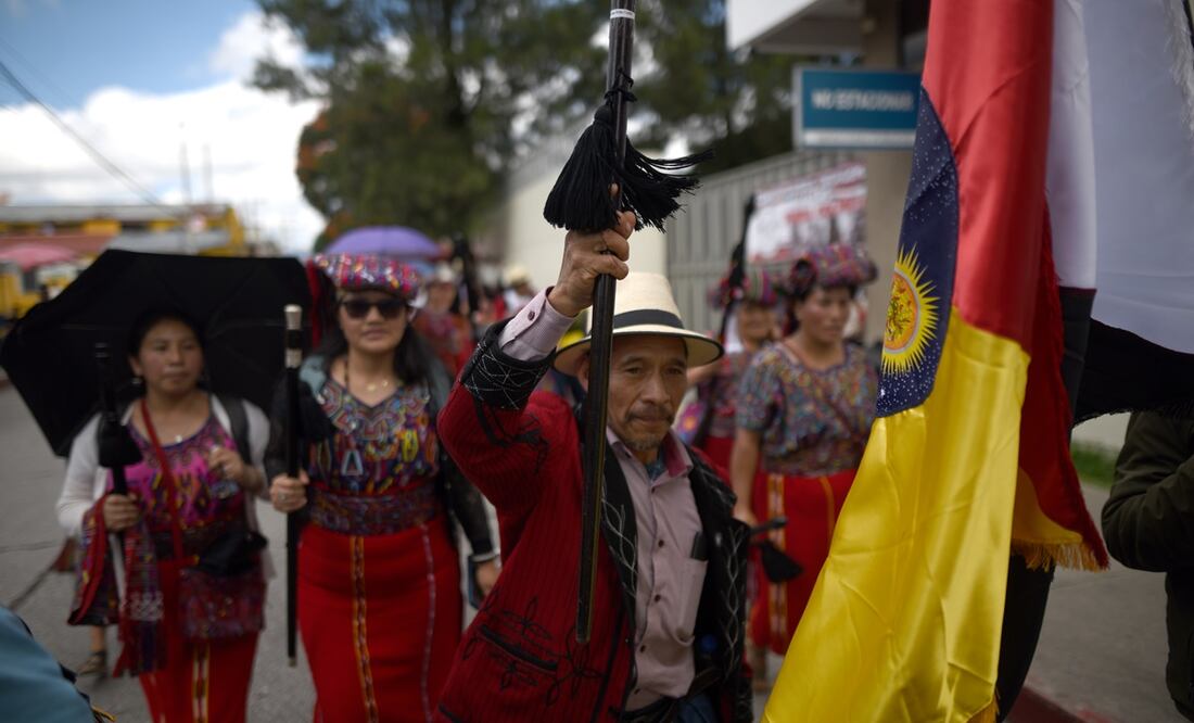 Autoridades indígenas ancestrales y campesinos continúan protestando frente a la sede del Ministerio Público exigiendo la renuncia de la Fiscal General, Consuelo Porras, el jefe de la Fiscalía Especial contra la Impunidad, Rafael Curruchiche y del juez Fredy Orellana, ante las últimas acciones judiciales en contra del proceso electoral, en Ciudad de Guatemala. Foto: EFE
