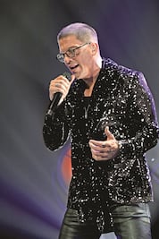 Yahir desata “La locura” entre amigos y homenajes