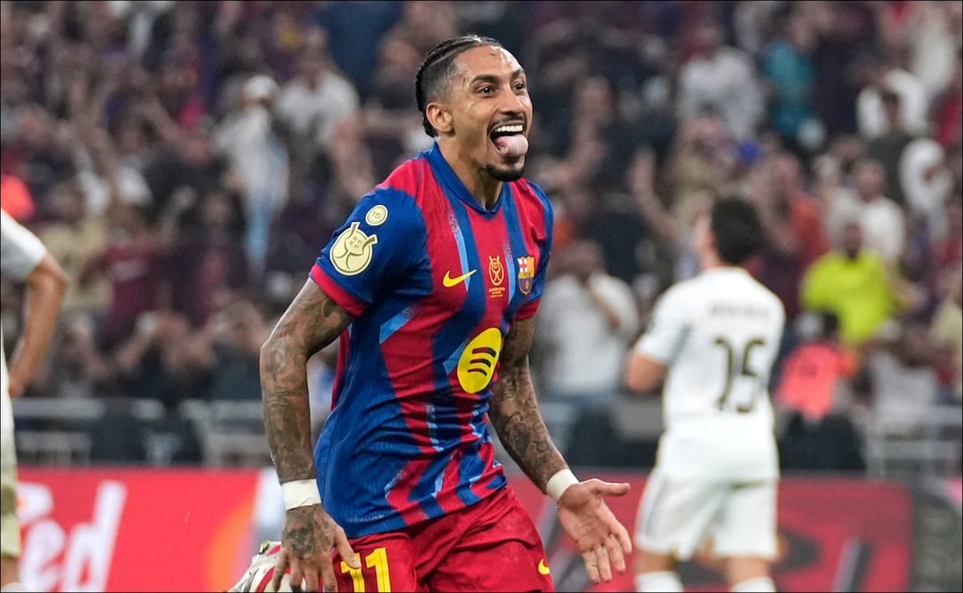 Raphinha celebra su segunda anotación ante el Real Madrid en la final de la Supercopa de España. FOTO: AP