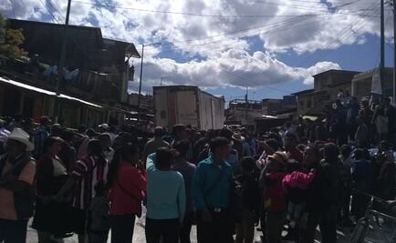 Tráiler se queda sin frenos e impacta vivienda; deja al menos 8 indígenas heridos