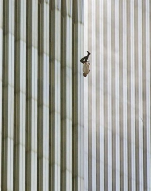 La foto de un hombre que se aventó del WTC, Torre Norte, el 11 de septiembre de 2001, conocida como "The Falling Man". FOTO: RICHARD DREW. AP
