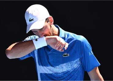Novak Djokovic abandona la semifinal del Australian Open; perdió el primer set ante Alexander Zverev