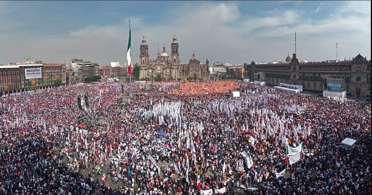 Simpatizantes de la presidenta Claudia Sheinbaum y de la Cuarta Transformación se concentran en el Zócalo de la Ciudad de México, para conmemorar siete años de la llegada del movimiento que encabezaba Andrés Manuel López Obrador a la Presidencia, el sábado 6 de diciembre de 2025. Foto: Carlos Mejía/EL UNIVERSAL
