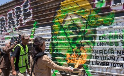 Activistas borran imagen de Donald Trump en muro fronterizo