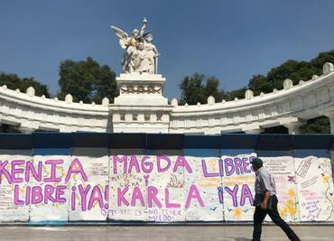 Previo a marchas por el 25N, feministas intervienen con pintas vallas colocadas en el Hemiciclo a Juárez