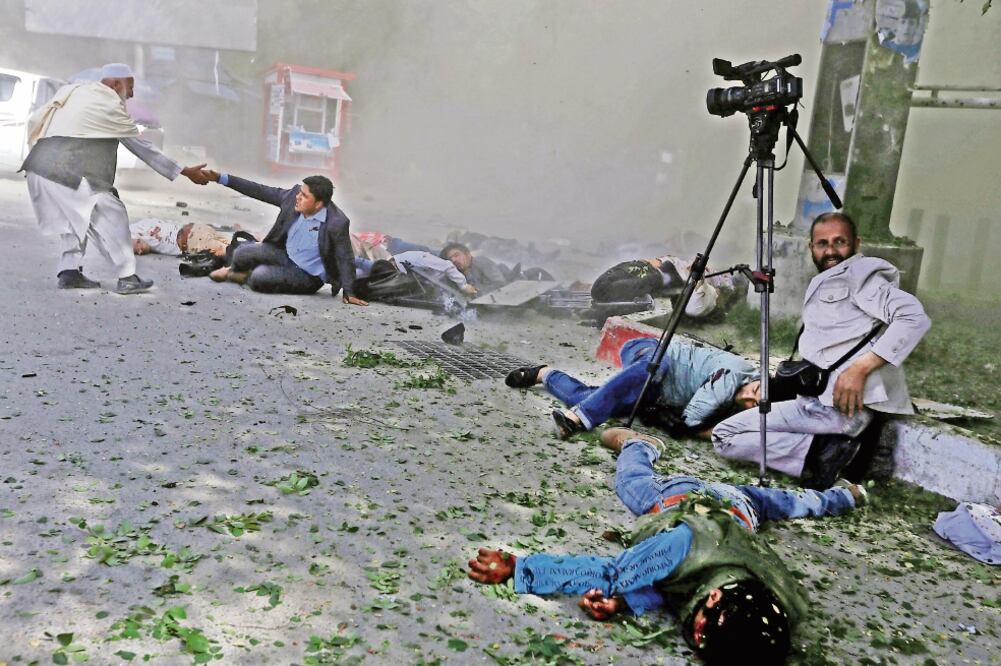 Organizaciones internacionales como Reporteros Sin Fronteras exigieron al gobierno de Afganistán hacer un esfuerzo mayor para proteger a los comunicadores ante los ataques en ese país (OMAR SOBHANI. REUTERS)