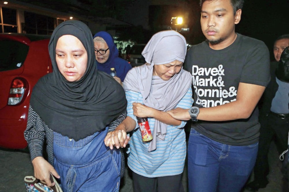 Familiares de unos de los pasajeros que iba en el avión indonesio de Trigana Air (MAST IRHAM. EFE)