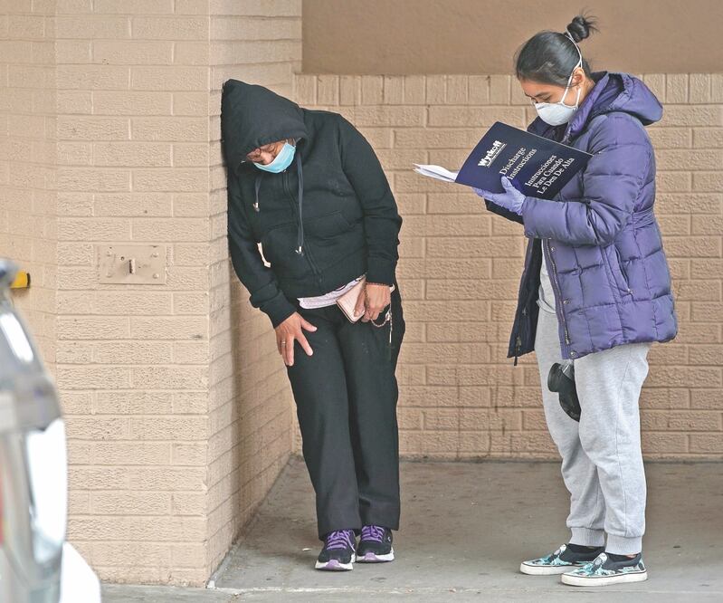 Preocupación.Una mujer angustiada se apoya contra una pared afuera del Hospital Wyckoff, en Nueva York. Bryan R. Smith. AFP