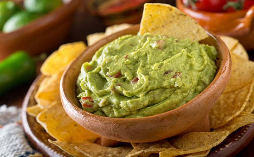 El aumento del consumo de totopos con guacamole, durante el partido del Súper Bowl, subió en 15% los envíos de esta fruta a EU en enero. Foto: iStock